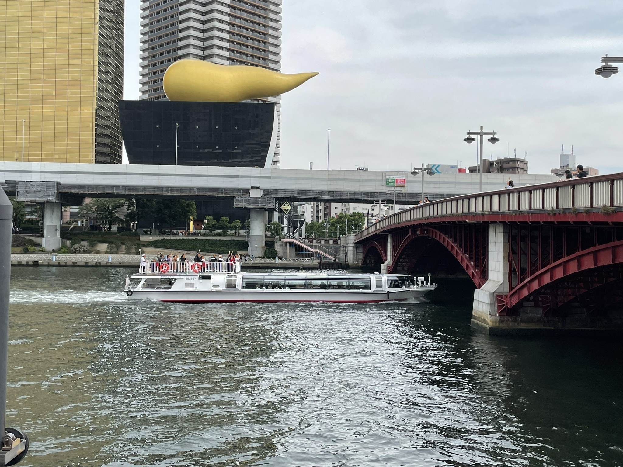 吾妻橋の下を水上バスが渡っていく様子。