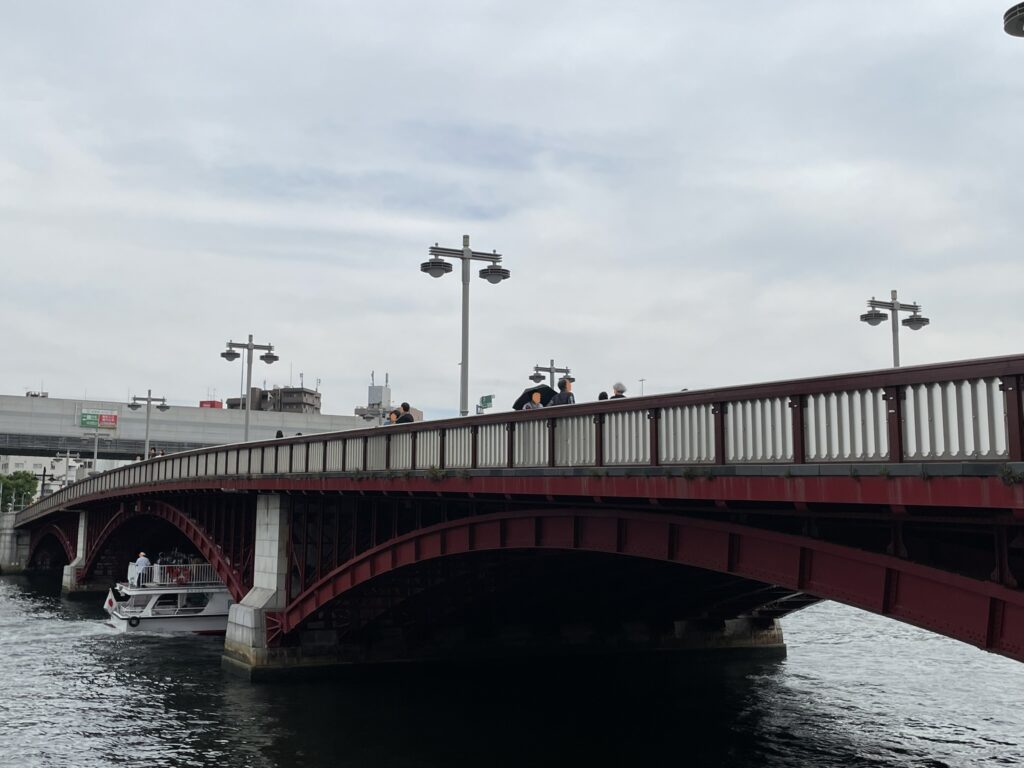 吾妻橋を渡る人々。