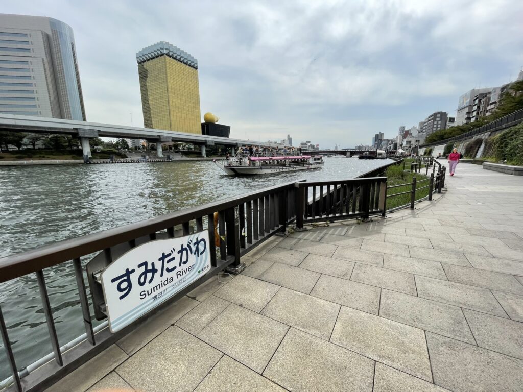隅田川沿いにある「すみだがわ」の看板。