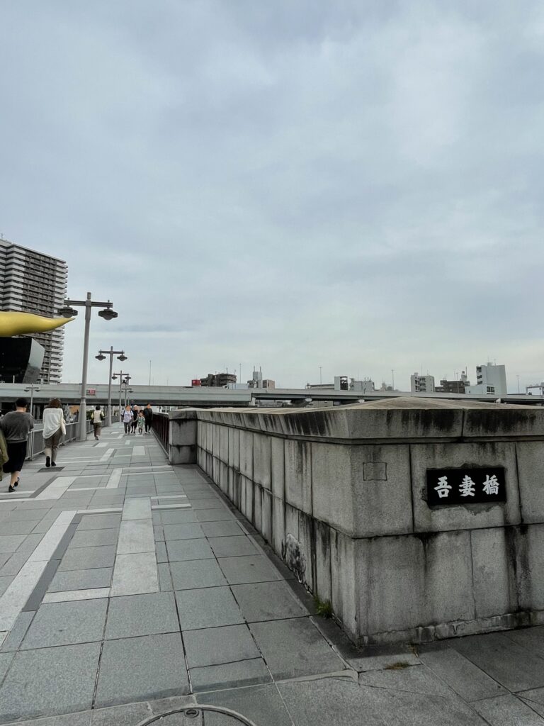 「隅田川テラス」寄りの吾妻橋のたもと(台東区側)。