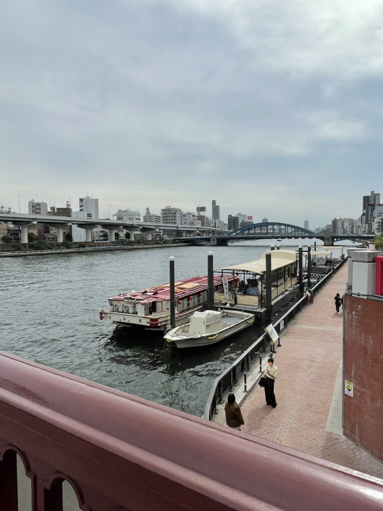 吾妻橋から見た「隅田川テラス」