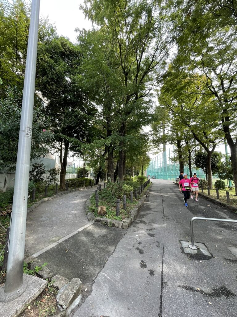 隅田公園・今戸側の入口付近の広い遊歩道。