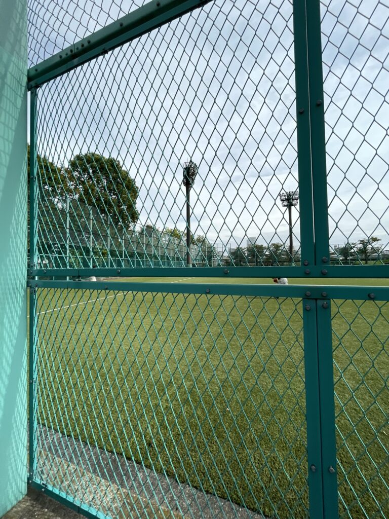 野球の練習風景と隅田川沿いの散策路。