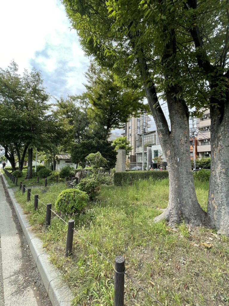 隅田公園・明治天皇行幸碑の全景。