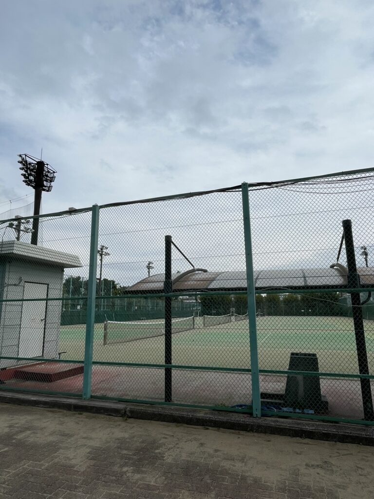 台東リバーサイドスポーツセンター前の歩道とテニスコート。