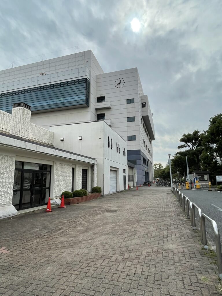 台東リバーサイドスポーツセンター正面のガラス張りの建物。