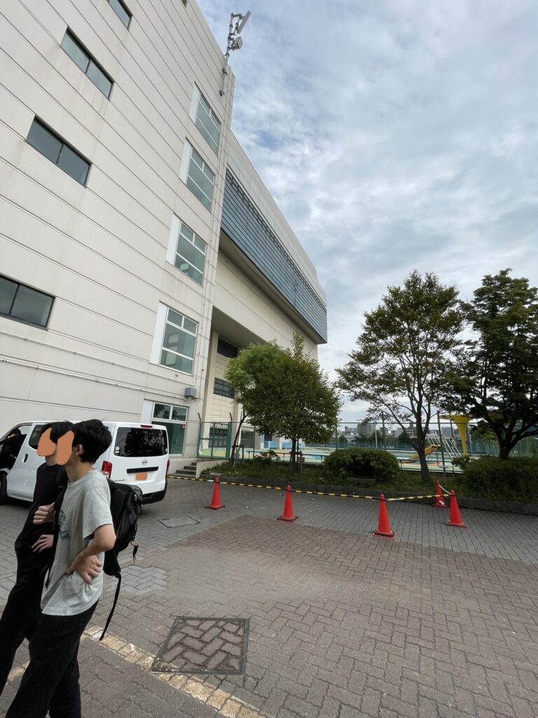 リバーサイドスポーツセンター脇の歩道と駐車スペース。