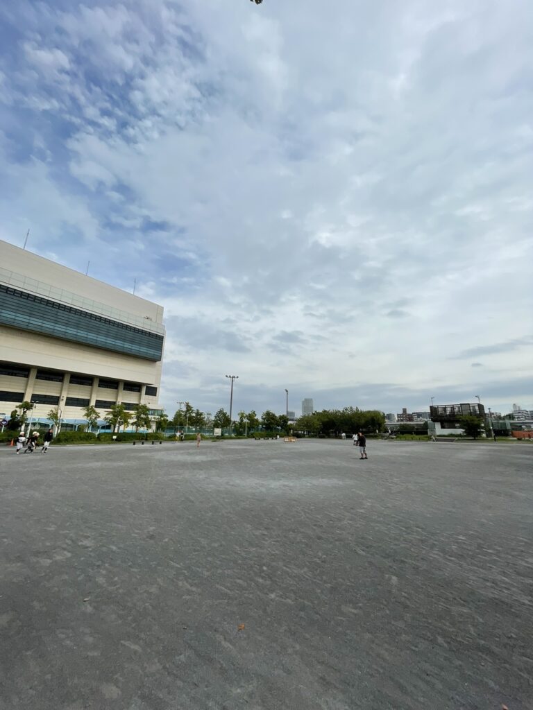 隅田公園内の広場と緑に囲まれた開放的な空間。