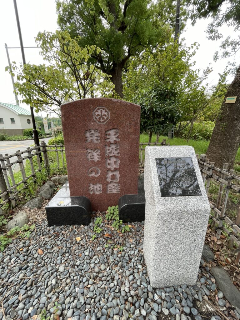 隅田公園の「平成中村座発祥の地」碑の全景。
