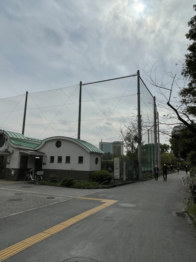 隅田公園の入り口近くにある公衆トイレ。