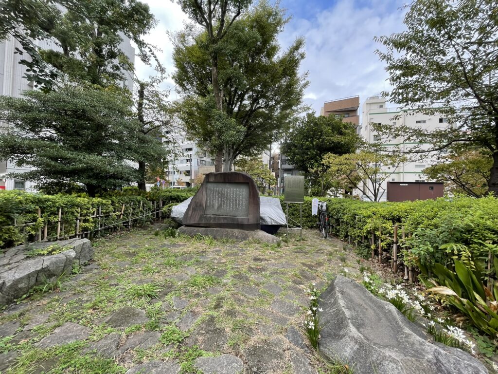 隅田公園にある「花の碑」周辺の緑地。