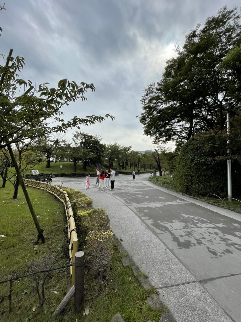 隅田公園を散歩する家族連れ。