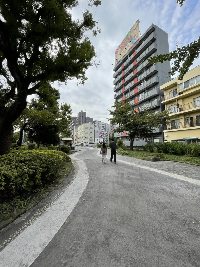 隅田公園から浅草方面へ向かう園路と建物群。