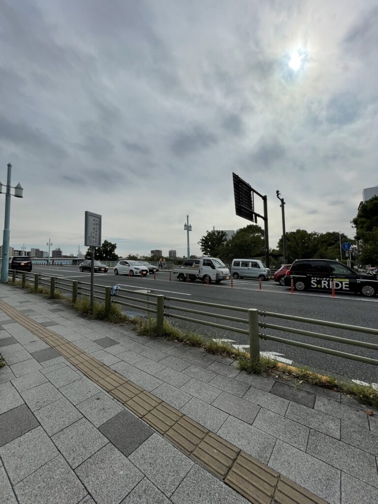隅田公園前の言問橋を走る車道と歩道の景色。