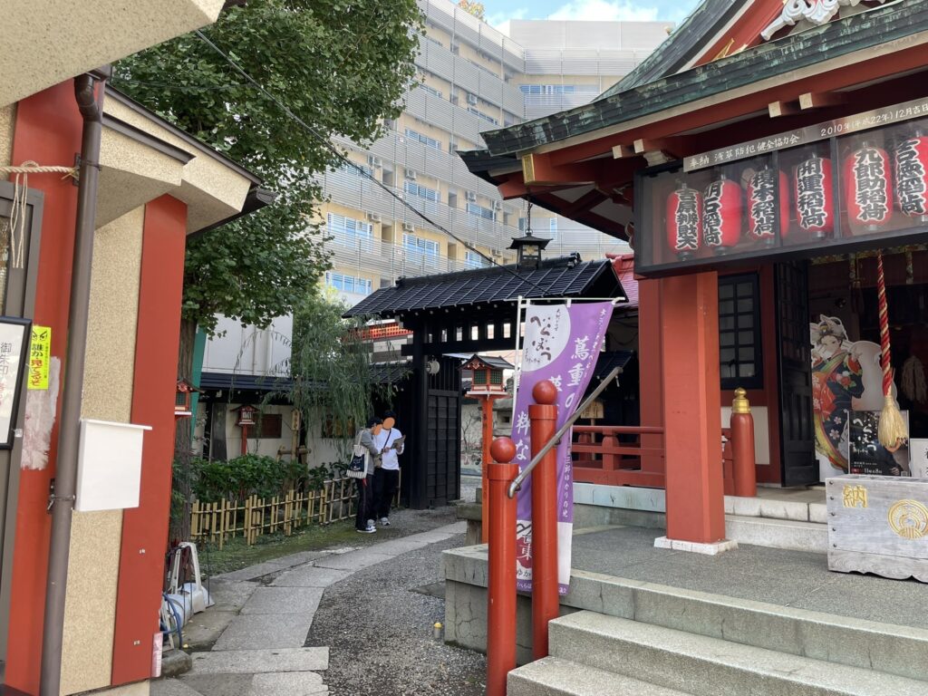 ご神殿と授与所の間に、吉原大門、案内板とお札納所、見返り柳が再現されている。