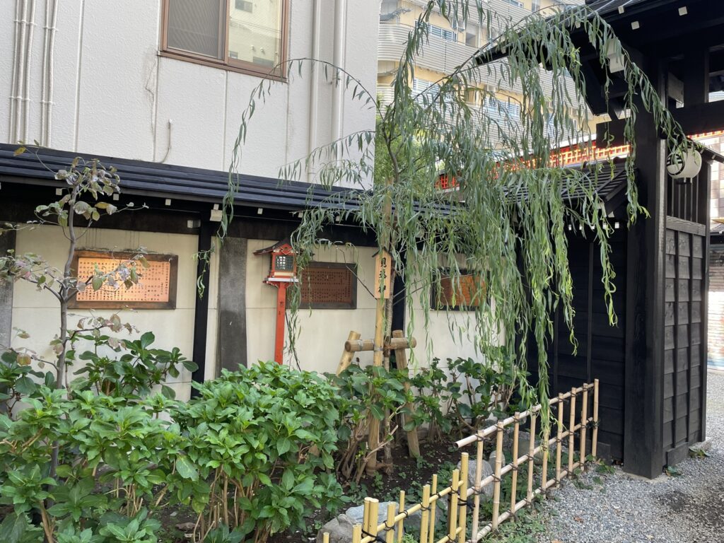 再現された吉原大門の見返り柳。