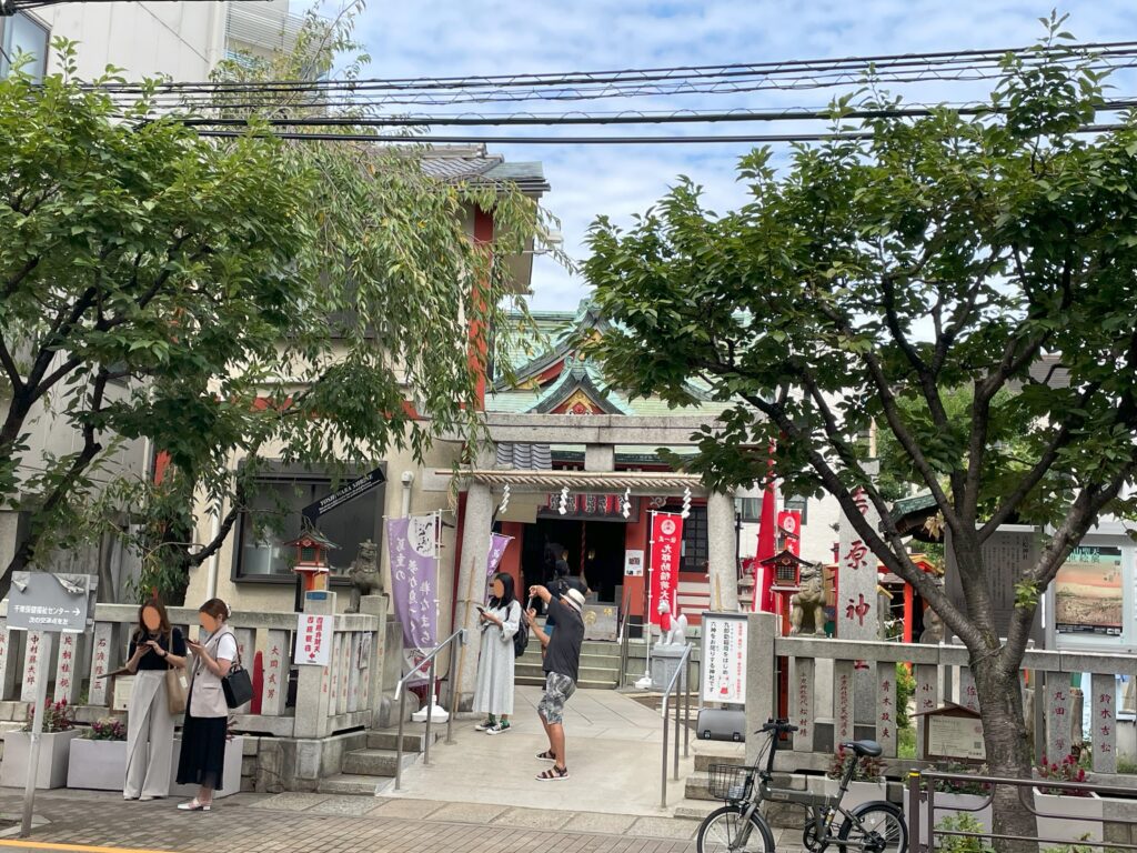 吉原神社の正面と鳥居、参拝客の様子（東京都台東区千束）。