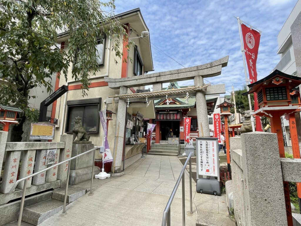 吉原神社の鳥居と拝殿へと続く参道。