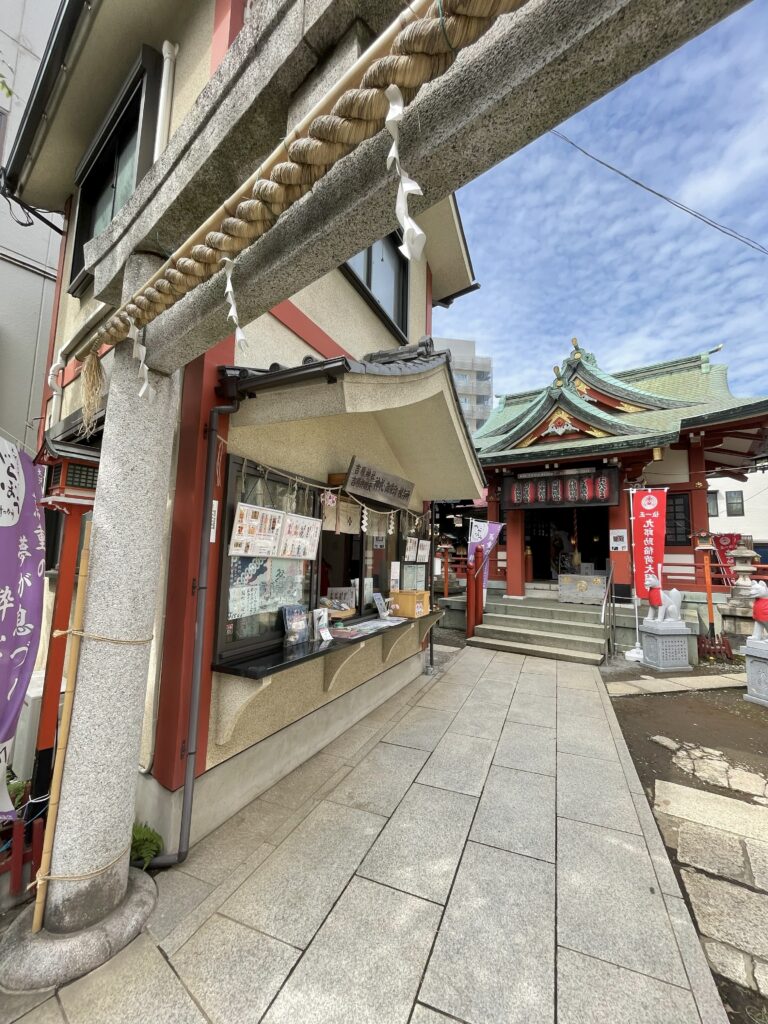 吉原神社の社務所と授与所。