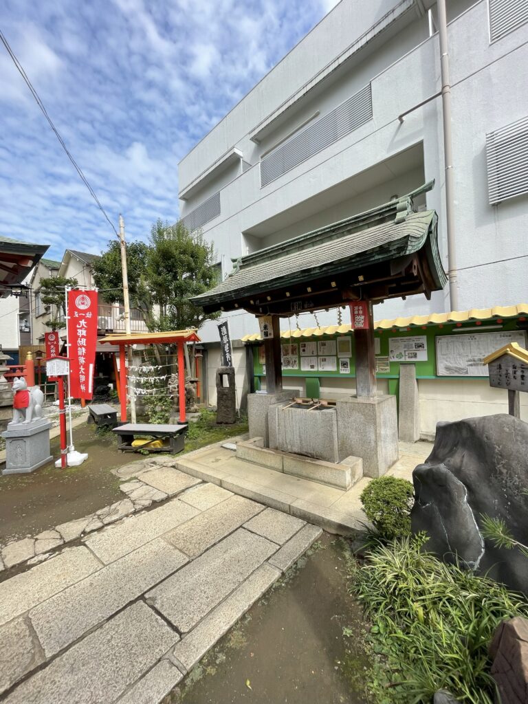 吉原神社の手水舎（てみずや）。