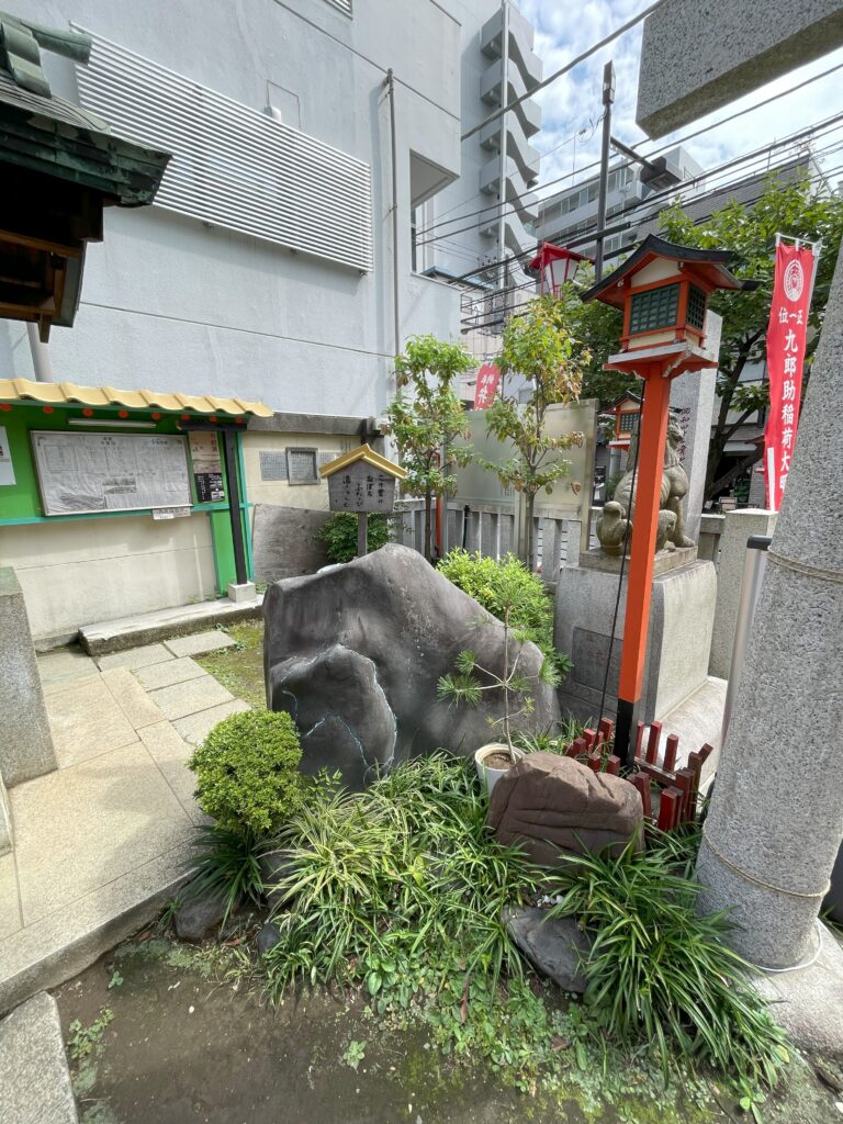吉原神社の境内にある自然石と植栽。