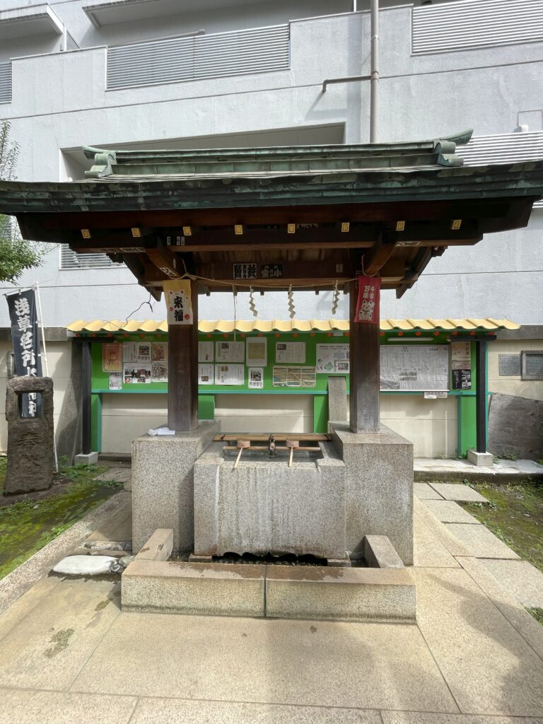 正面から見た吉原神社の手水舎。