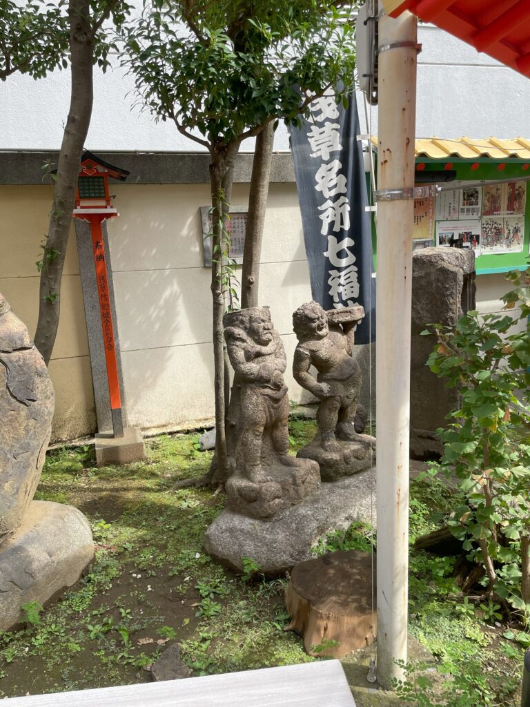 「浅草名所七福神」と書かれた幟と、天燈鬼様・龍燈鬼様の像。