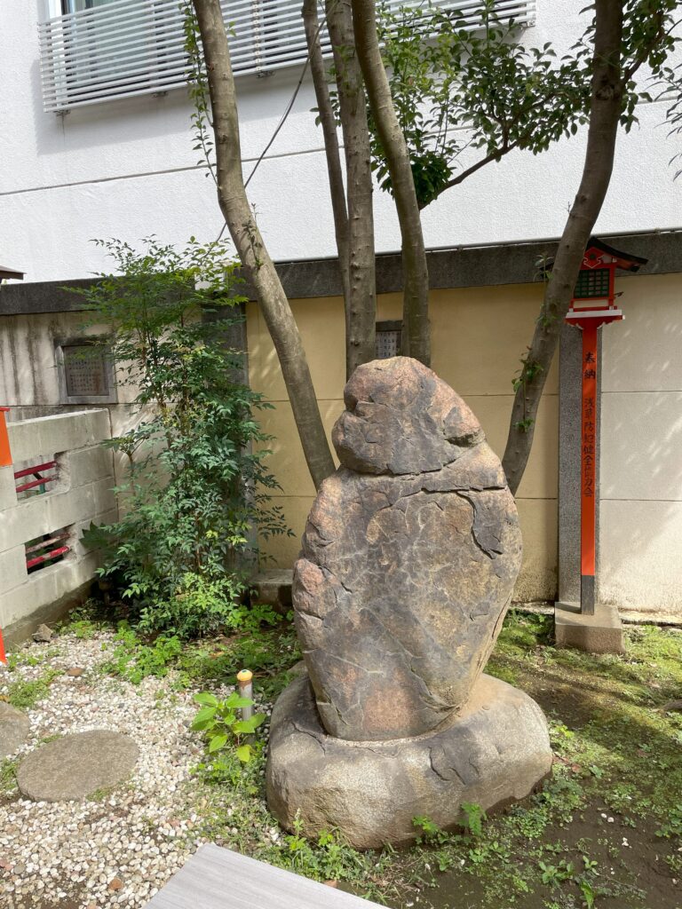 吉原神社境内の自然石。