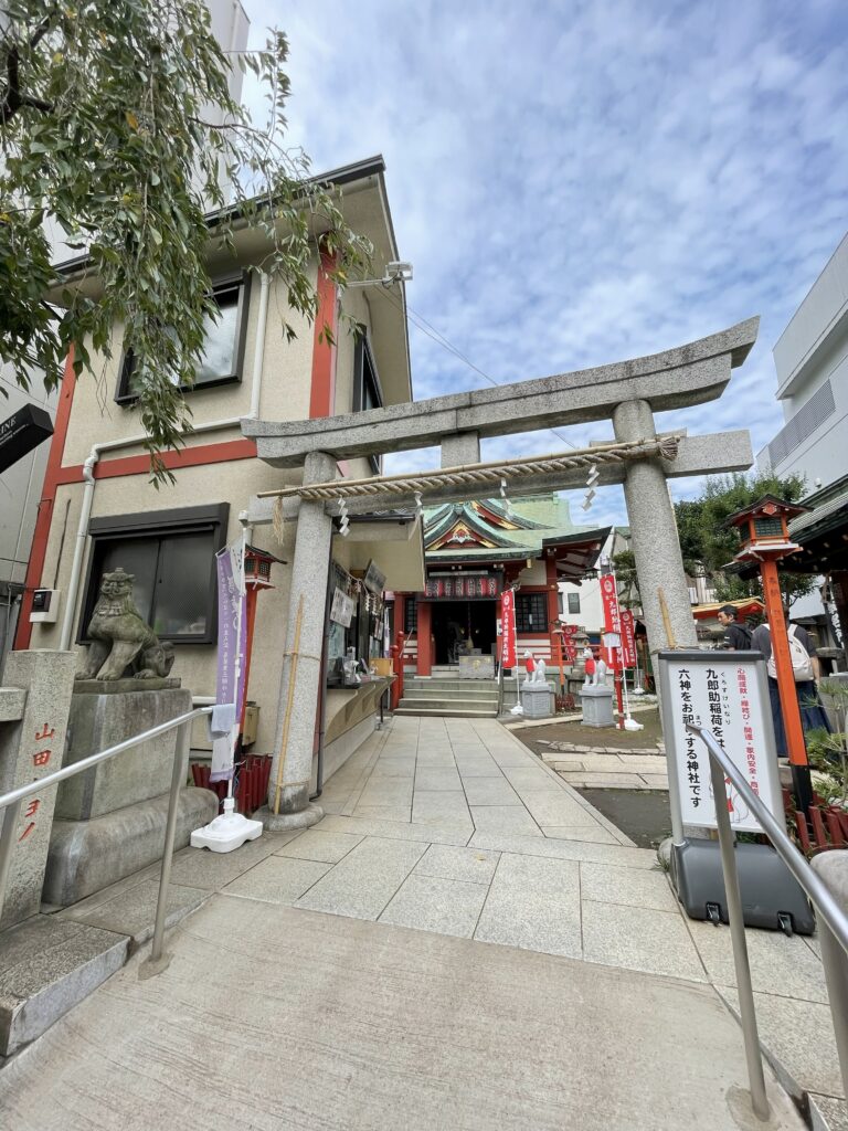 鳥居から吉原神社の拝殿を望む参道。