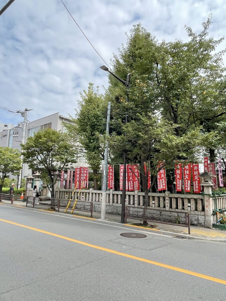 道路側から見た吉原弁財天様の外観と赤い幟旗。