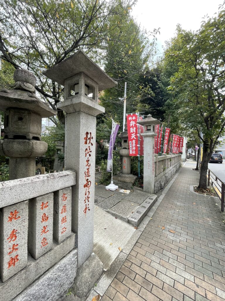 吉原弁財天様の入口の石灯籠と鳥居。