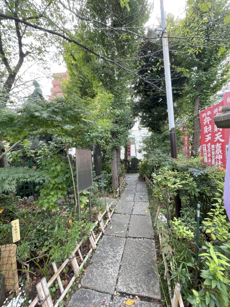 吉原弁財天様への小道（参道）と周囲の植栽。
