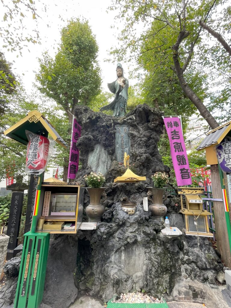 吉原観音様の像とその周囲の供養施設。