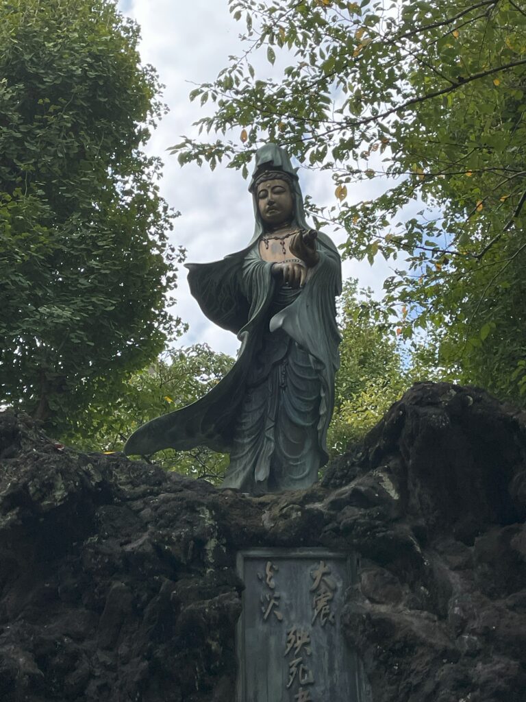 吉原観音様の像のアップ写真。