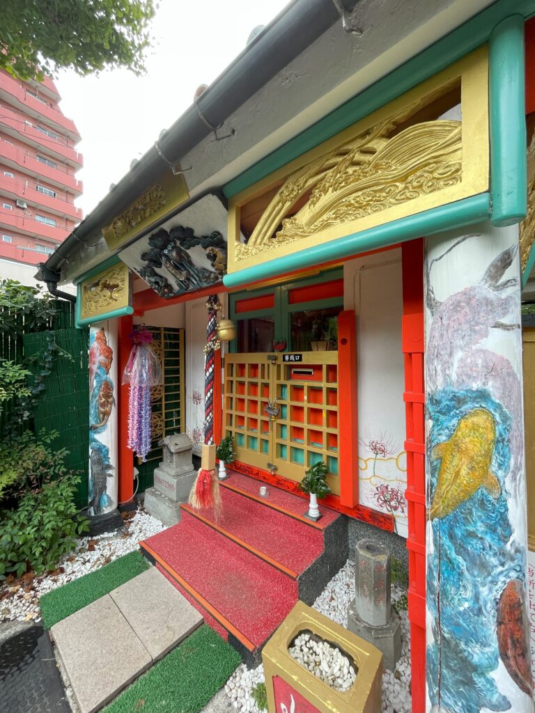 赤と金に彩られた吉原観音様の社殿正面。