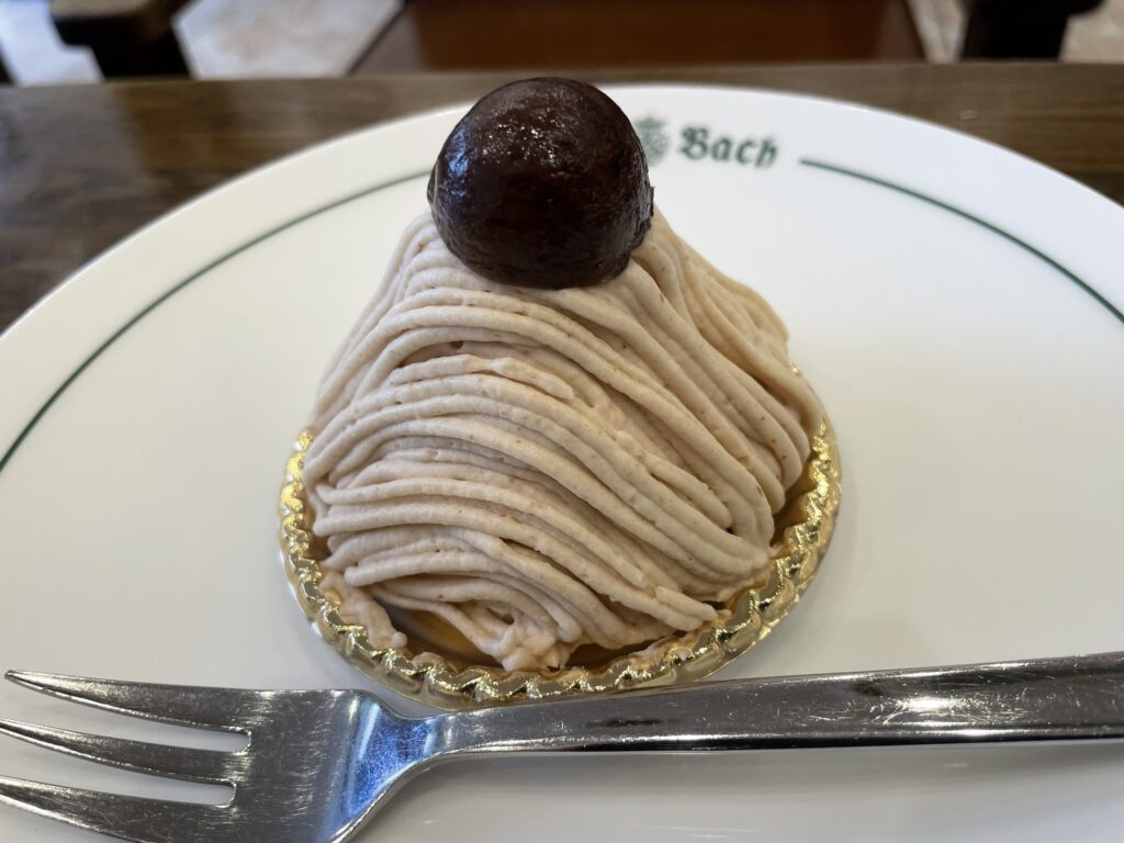 カフェ・バッハさんのモンブランケーキ。栗のクリームがふんわり絞られ、トップに栗が一粒のった上品なケーキのアップ写真。
