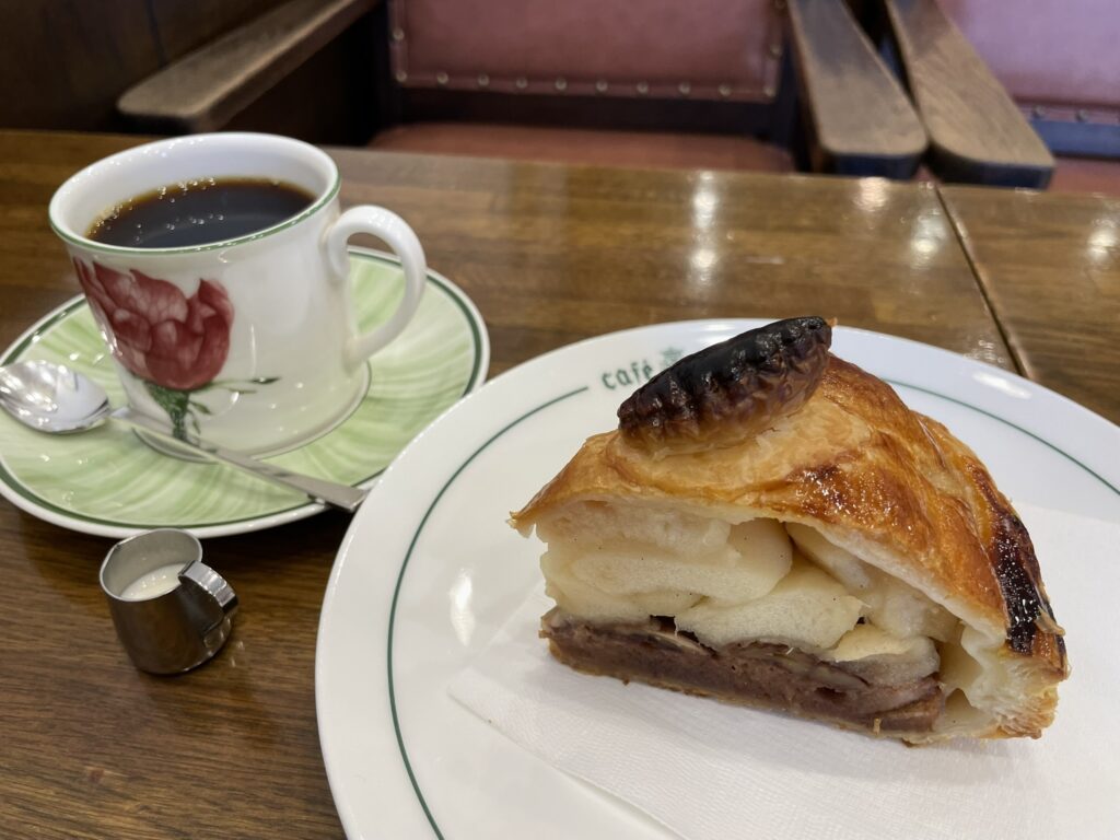 カフェ・バッハさんのアップルパイと、コスタリカPNグレースハニーのコーヒー。りんごがぎっしり詰まったパイと、花柄のカップに入ったコーヒーのセット。