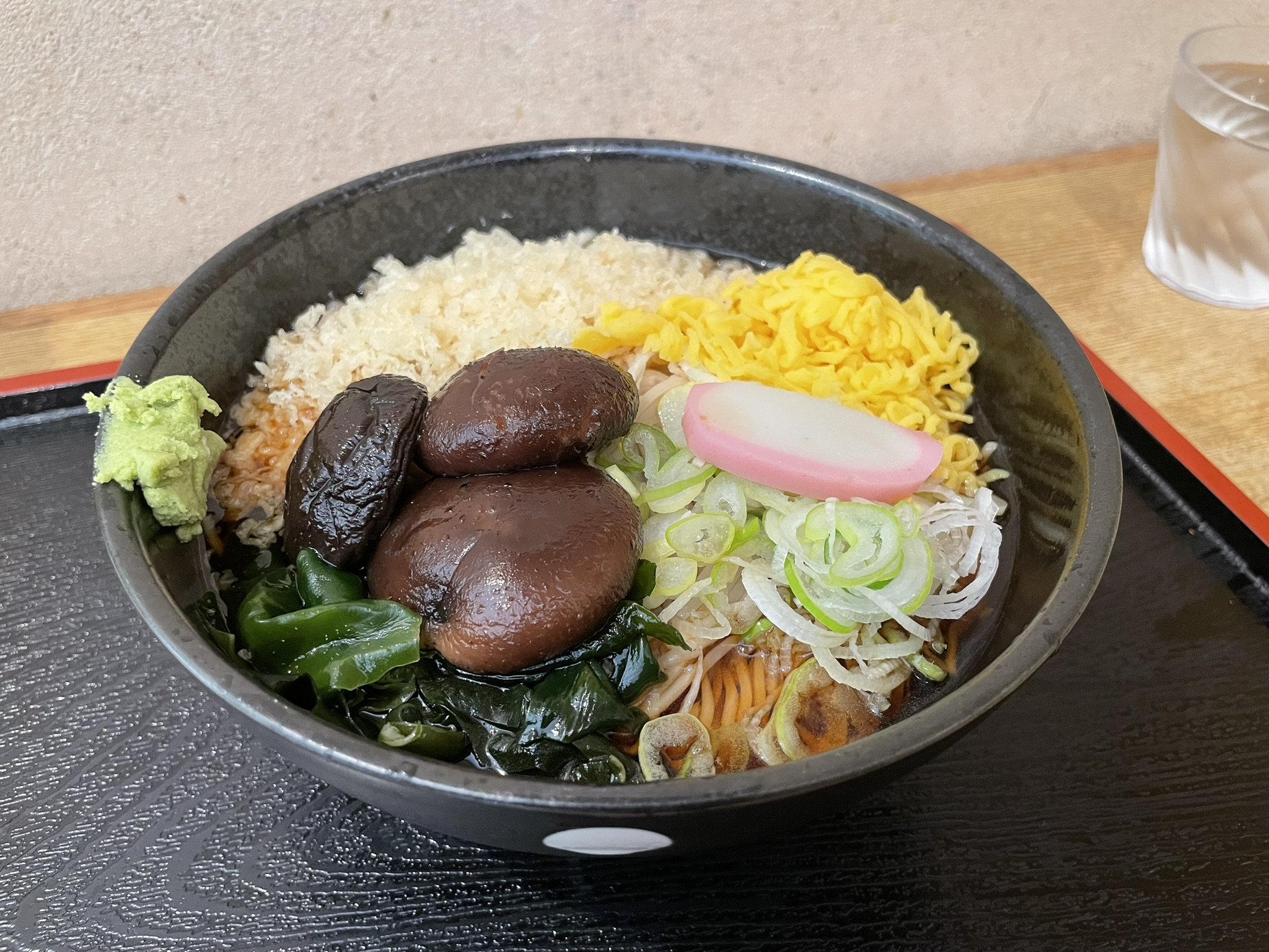 しいたけをトッピングした、冷やしたぬきそば。