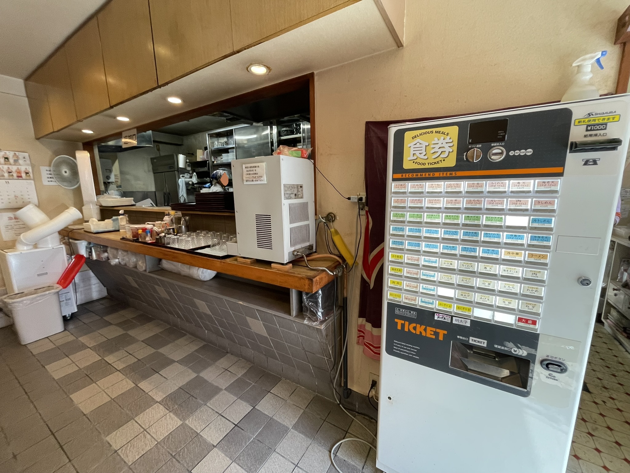 「めん処おばた」さんの食券機。おにぎりAに「悪魔のおにぎり」と書かれた札が貼られている。