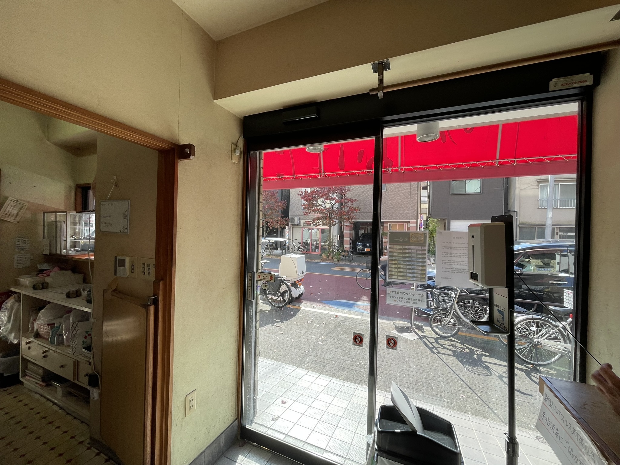 入口側から差し込む光で明るい店内の様子。