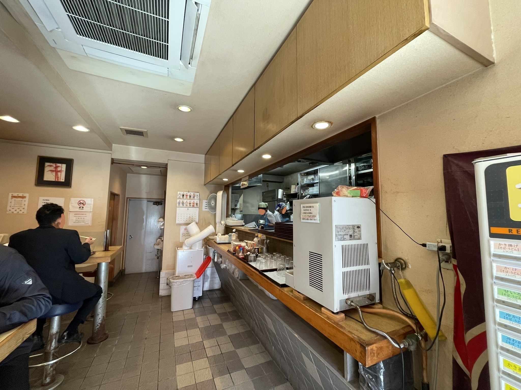 「めん処おばた」さんのカウンター席。シンプルで清潔感のある店内。