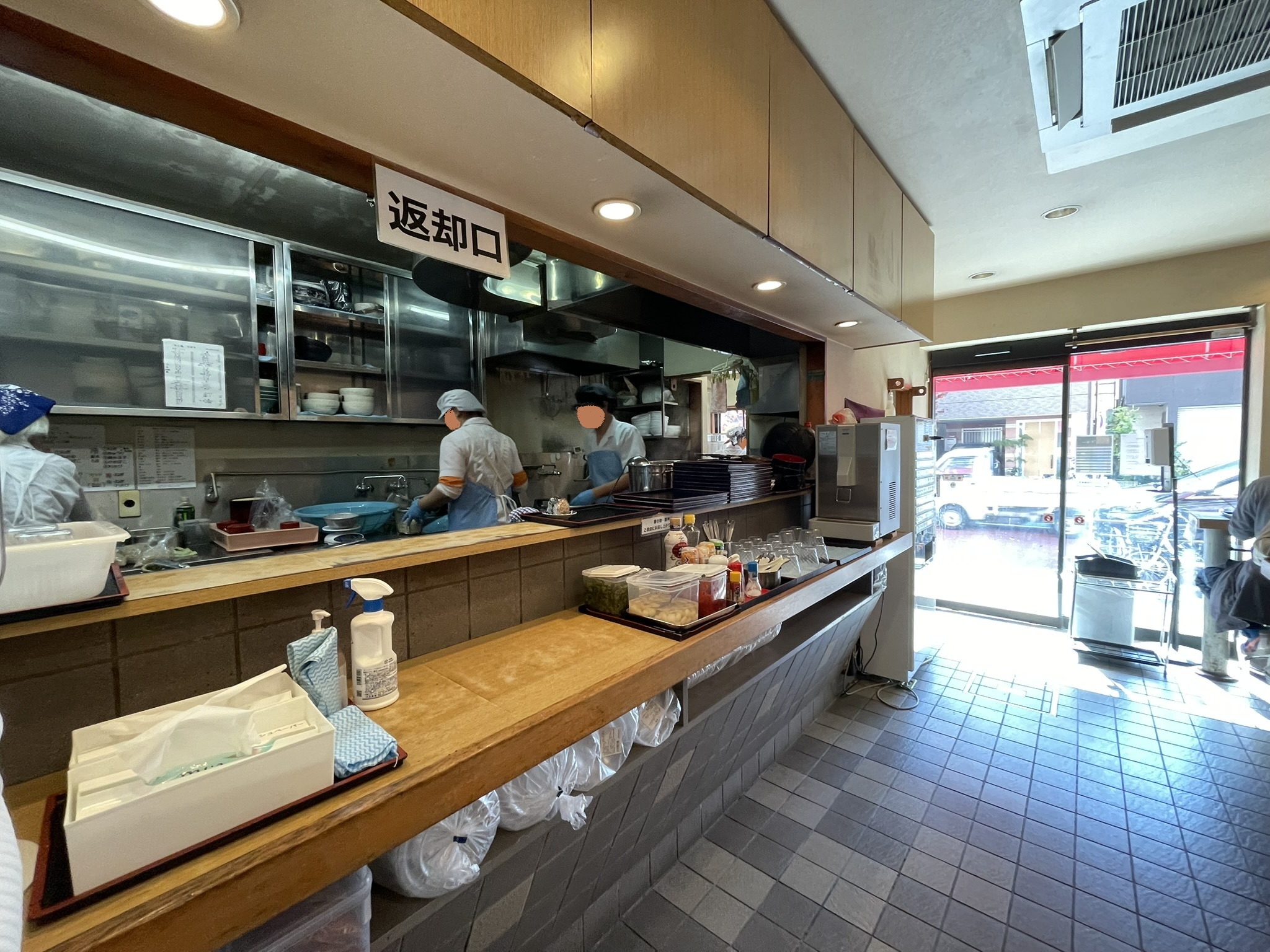 「めん処おばた」さんの返却口。食べ終わった器を返却するカウンター。