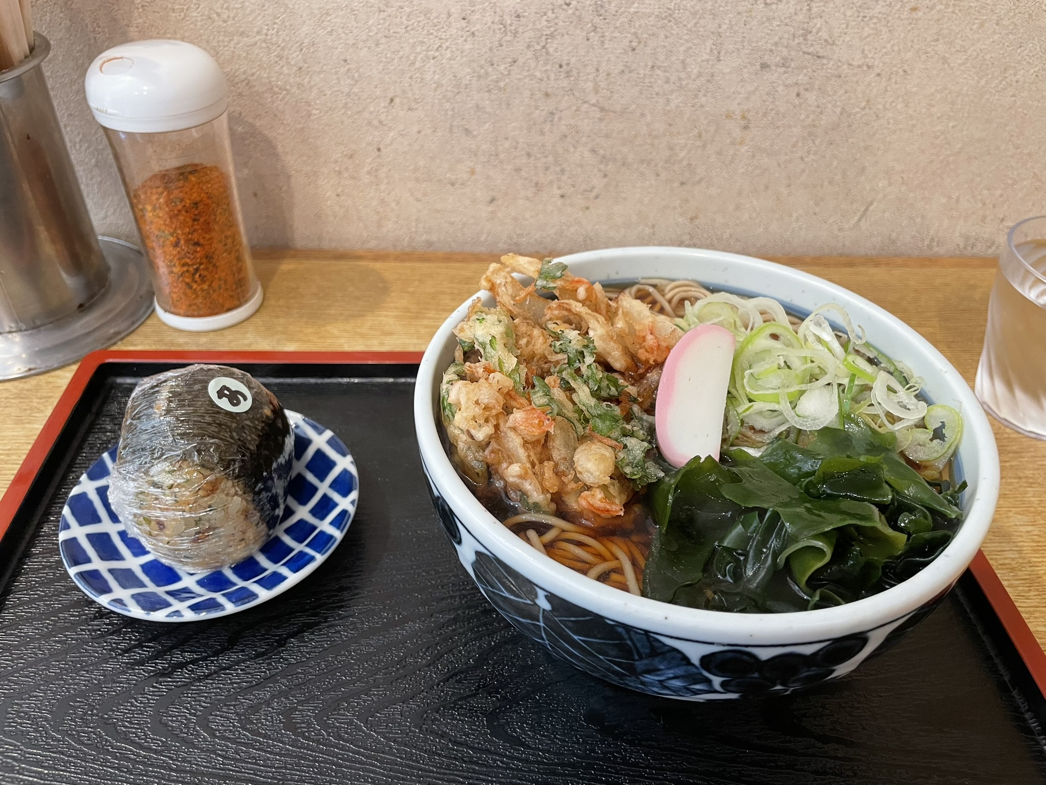 かき揚げそばと悪魔のおにぎり。大きな丼にそばがたっぷり入っている。