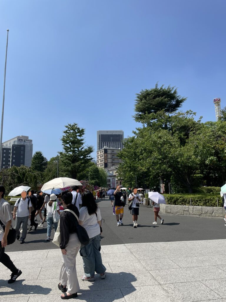 浅草寺の境内。夏詣で、たくさんの観光客の姿がある。