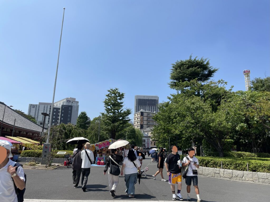 浅草寺の境内を前にした左手。屋台が出ている。