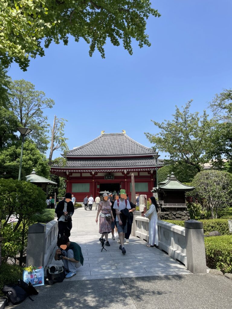 「浅草寺 影向堂(ようごうどう)」の前。写真撮影をしている海外からの観光客の姿。