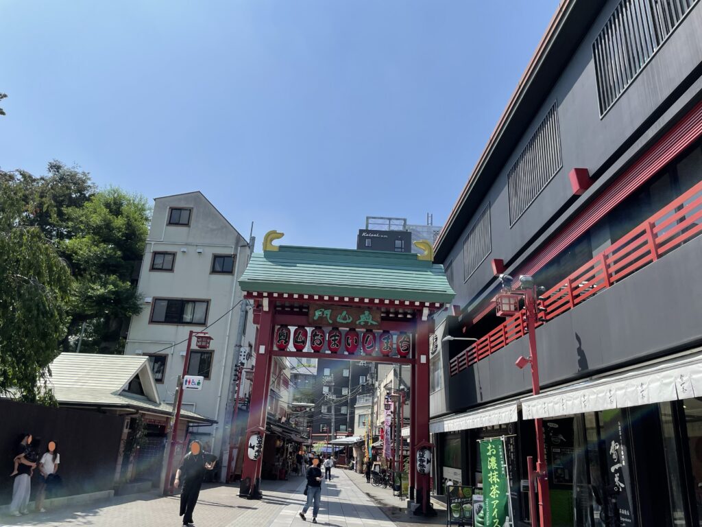 浅草寺からの「奥山おまいりまち」の入口。