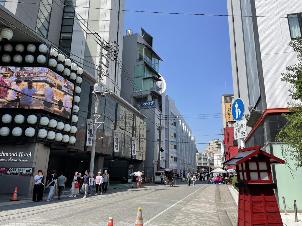 昭和レトロの雰囲気を残す「公園本通り商店街」は「浅草ホッピー通り」や「煮込み通り」とも呼ばれる。