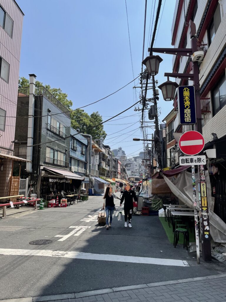 夜は日中よりも賑やかになる「公園本通り商店街」の昼の様子。