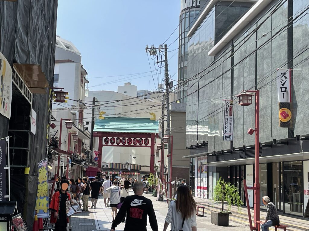 「奥山おまいりまち」から「浅草六区ブロードウェイ商店街」へ向かうと、次第に賑やかに。